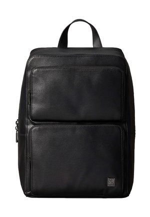 Czarny, teksturowany skórzany plecak z dwoma przednimi kieszeniami na zamek oraz górną rączką, z małą naszywką z logo Calvin Klein na dolnej kieszeni.