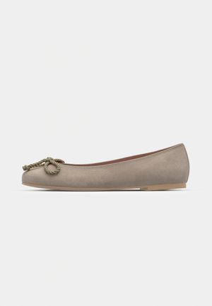 Beige semskede ballettsko med rund tå, med en teksturert tau-detalj foran og en flat gummisåle.