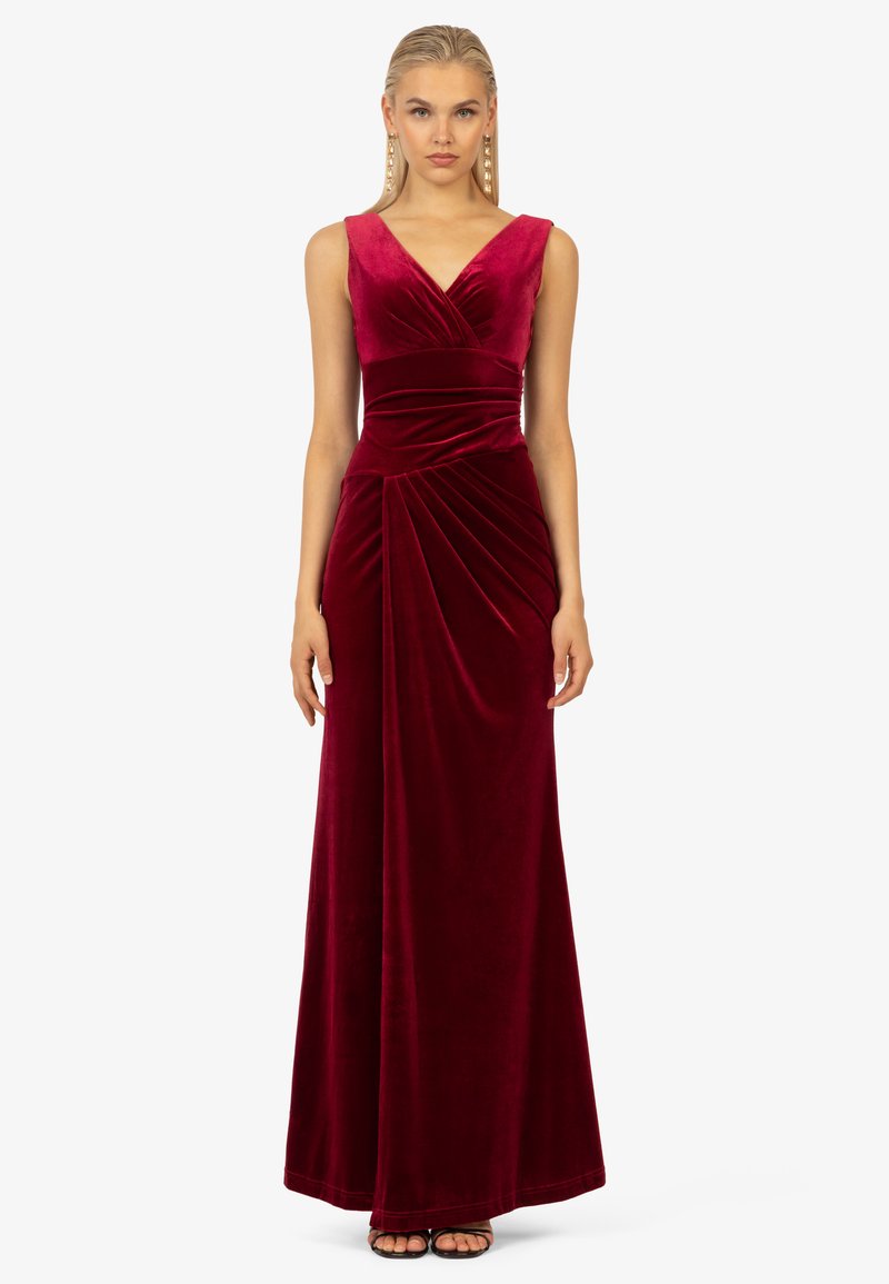 Langes, burgunderfarbenes Samtkleid mit V-Ausschnitt, breiten Trägern, gerafftem Oberteil und drapierten Details im Rock für eine figurbetonte Silhouette.