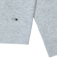 Maglione grigio chiaro lavorato a maglia con motivo a coste testurizzato, orlo intrecciato e piccolo dettaglio con targhetta metallica vicino al bordo inferiore.