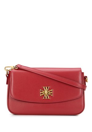 Rode leren crossbody tas met vergulde hardware, voorzien van een sluiting met een klapmechanisme en een gegraveerd logo aan de voorkant, met een gladde textuur en een strak ontwerp.