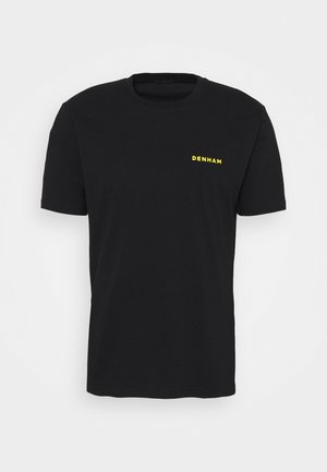 Zwart T-shirt met korte mouwen en een klein geel "DENHAM" logo op de linkerborst, afgebeeld op een effen lichte achtergrond.