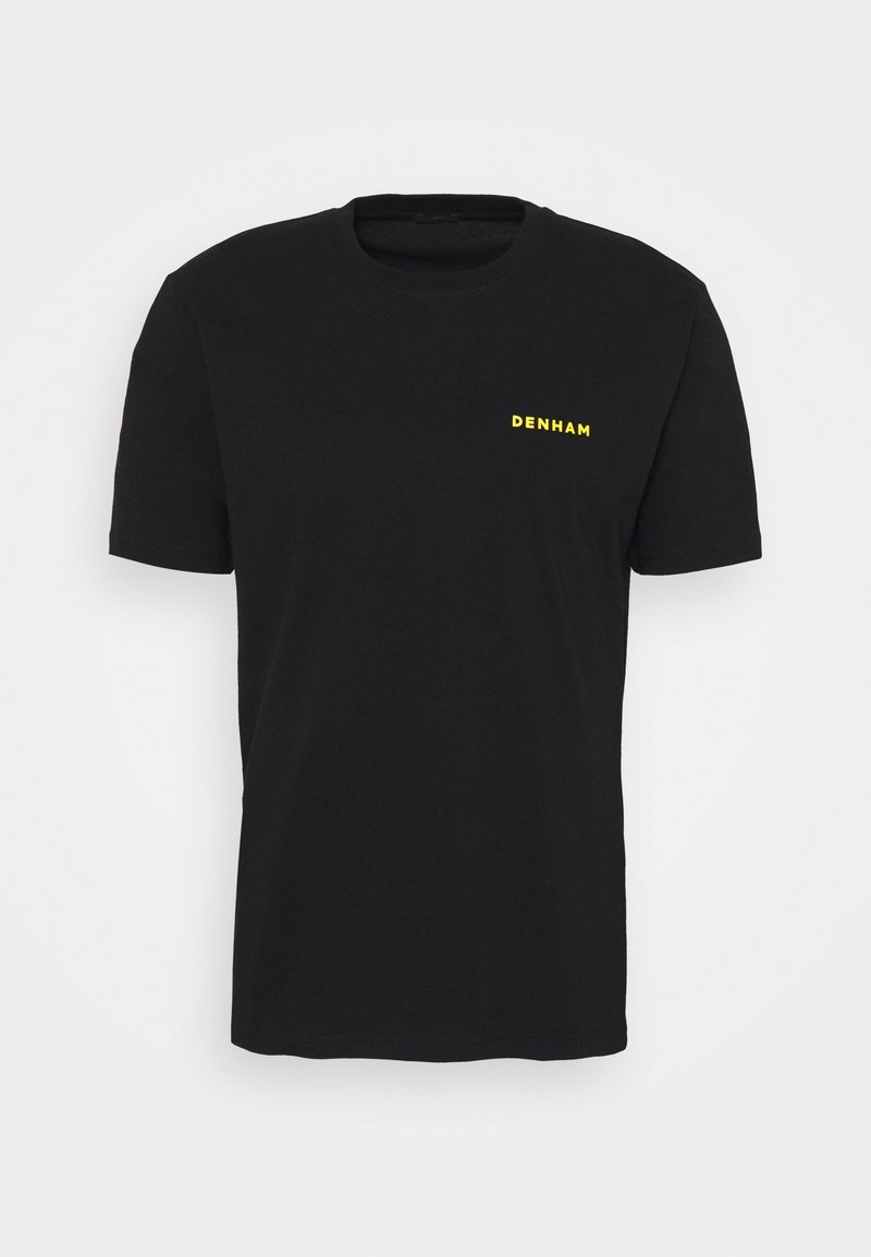 T-shirt noir à manches courtes avec un petit logo jaune "DENHAM" sur la poitrine gauche, présenté sur un fond clair uni.