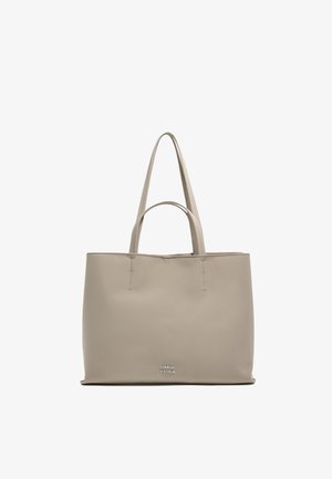 Borsa tote beige realizzata in pelle liscia. Presenta due manici lunghi e un logo discreto nella parte inferiore. Design semplice e rettangolare.