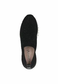 Črne slip-on superge s teksturiranim pletenim zgornjim delom, ki vsebuje majhne srebrne kroglice, oblazinjenim ovratnikom in belim gumijastim podplatom. Logotip je viden znotraj čevlja.