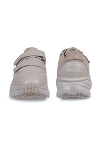 Světlé béžové sportovní boty s dvojitými suchými zipy, perforovanou špičkou, polstrovaným límcem a texturovanou gumovou podrážkou pro lepší grip.