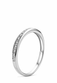 Anello in argento con una fascia liscia e arrotondata che presenta una fila di piccole pietre trasparenti incastonate su un lato per un tocco di dettaglio e brillantezza.