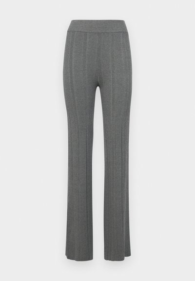 Pantaloni cu talie înaltă, gri, cu laturi evazate și textura ribbed. Fabricati dintr-un material tricotat texturat, cu dungi verticale în întreaga construcție.