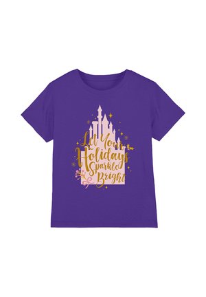 Lila Baumwoll-T-Shirt mit einer Silhouette eines Schlosses und goldener Schrift, die "Lass deine Feiertage hell funkeln" lautet, umgeben von dekorativen Sternen und einer Schleife.