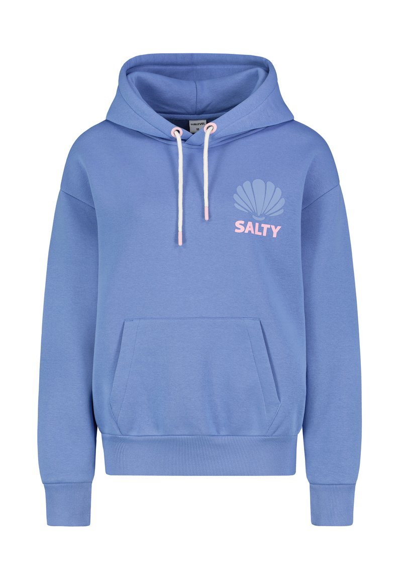 Helle blaue Kapuze mit einer vorderen Tasche, einer Kordelzugkapuze und einer Muschel-Grafik mit dem Wort "SALTY" in Pink. Aus weichem, strukturiertem Material gefertigt.