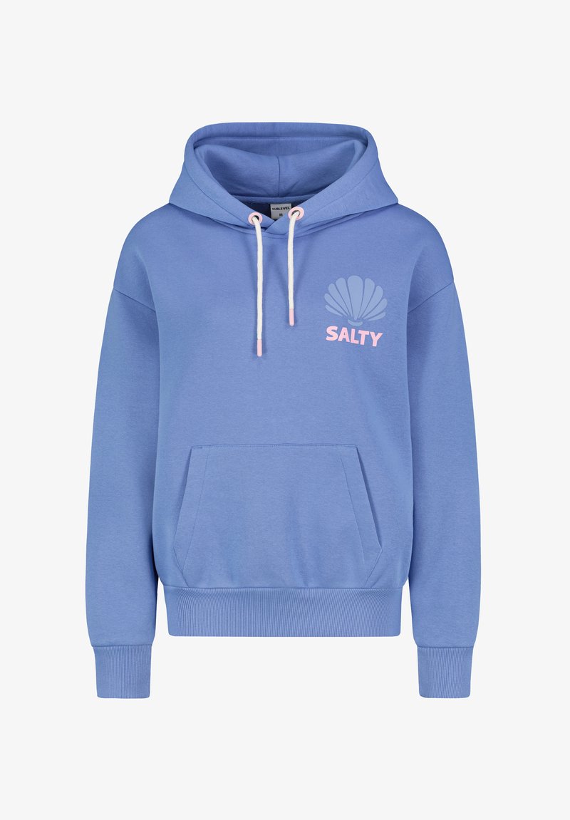 Helle blaue Kapuze mit einer vorderen Tasche, einer Kordelzugkapuze und einer Muschel-Grafik mit dem Wort "SALTY" in Pink. Aus weichem, strukturiertem Material gefertigt.