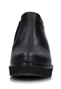 Stivale alla caviglia in pelle nera con finitura liscia, punta arrotondata, suola a piattaforma bassa e dettagli di cucitura minimali sui bordi.
