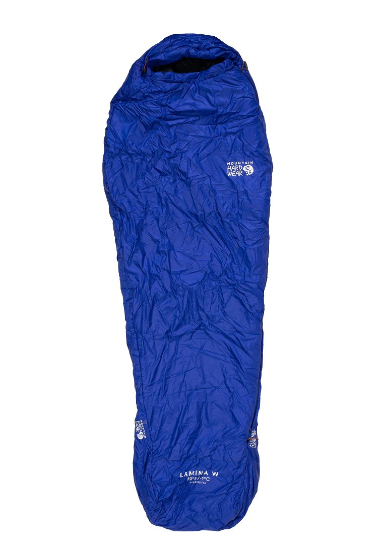 Blauer Schlafsack aus synthetischem Material, mit Kapuze, Logos und Reißverschlüssen. Strukturiertes Außenmaterial mit Falten, ausgelegt für Wärme.