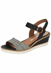 Sandale compensée noire avec une bride à motif chevron sur l'avant, une bride de cheville réglable avec une boucle ronde marron, et une semelle blanche texturée.