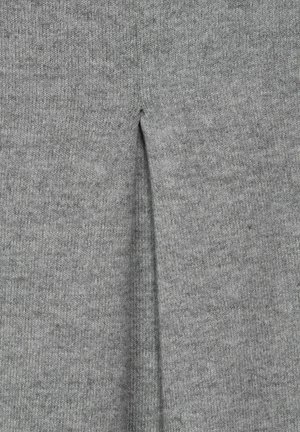 Tessuto grigio a maglia con una cucitura centrale, caratterizzato da una consistenza morbida e una leggera elasticità. La superficie è uniforme e priva di motivi.