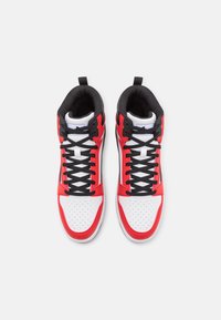 Zapatillas altas con material sintético rojo y blanco, cordones negros y puntera perforada con cuello acolchado para mayor soporte.