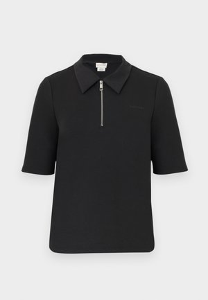 Fekete, rövid ujjú póló, félig cipzáros elülső résszel és hegyes gallérral, diszkrét Calvin Klein logóval a mellrészen.