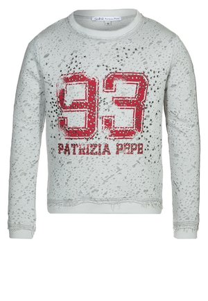 Maglione a maniche lunghe grigio chiaro con texture consumata, numero 93 rosso e scritta "Patrizia Pepe", decorato con piccoli borchietti argentati.