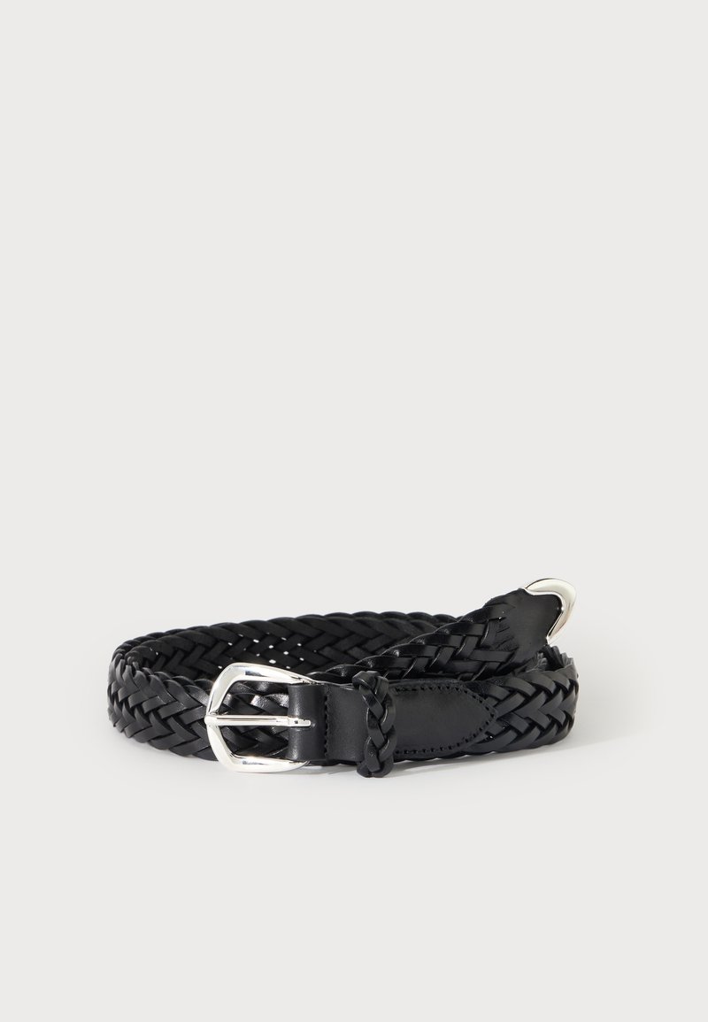 Ceinture noire en cuir tressé avec boucle et extrémité argentées, enroulée sur un fond clair uni.