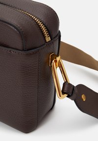 Coccinelle LIYA SIGNATURE - Skuldertasker - fondant brown