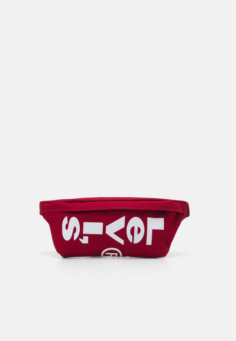 Sacchetto in tessuto rosso con scritte bianche, caratterizzato da un design arrotondato e una chiusura con zip. La texture appare liscia, con bordi rinforzati.