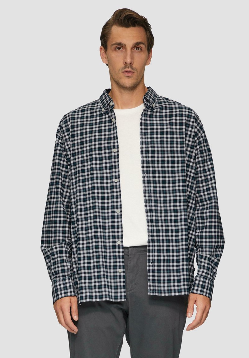 Geruite button-down shirt in marineblauw, wit en groene tinten; heeft een gespreide kraag, lange mouwen en een relaxte pasvorm met zichtbare knopen.