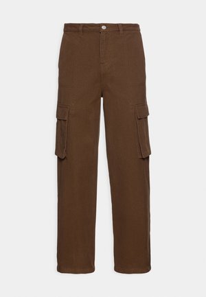 Pantalon cargo droit marron avec passants pour ceinture, poches avant et poches à rabat sur les deux cuisses.