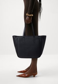 Calvin Klein REFINE BRAID - Velká kabelka - ck black textured