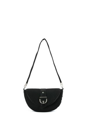 Borsa a tracolla nera trapuntata a forma di mezzaluna con strisce diagonali, fibbia argentata e tracolla regolabile su sfondo bianco.