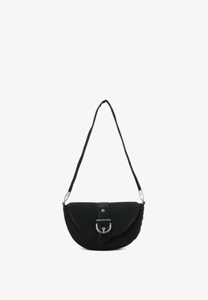Borsa a tracolla nera trapuntata a forma di mezzaluna con strisce diagonali, fibbia argentata e tracolla regolabile su sfondo bianco.