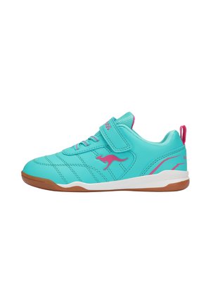 Türkisfarbener Kindersneaker mit pinkem Känguru-Logo, pinken Akzenten, Klettverschluss, Schnürsenkeln und brauner Gummisohle, Seitenansicht.