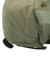 Zaino in tessuto verde oliva con superficie texture, dotato di una cerniera laterale, spallacci regolabili e un piccolo accento con la bandiera svedese.