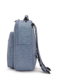 Zaino in tessuto blu con superficie texturizzata, due scomparti con zip, spallacci regolabili e una tasca laterale. Dimensioni non specificate.