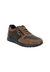Brązowe zamszowe i skórzane sneakersy o teksturowanym wykończeniu, z przodem na sznurówki, bocznym zamkiem błyskawicznym oraz czarną gumową podeszwą dla lepszej przyczepności.
