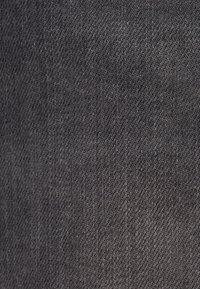 Ciemnoszara tkanina dżinsowa o gładkiej strukturze i delikatnym skośnym wzorze tkanym. Brak widocznych przetarć lub ozdób.