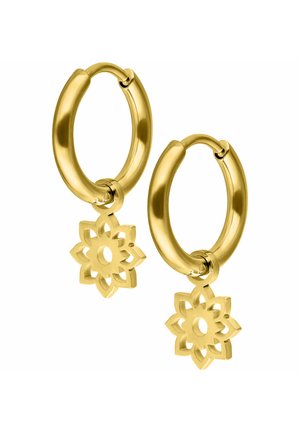 Goldene Creolen mit polierter Oberfläche, versehen mit einem blumenförmigen Anhänger, der an jeder Creole hängt. Das Design ist schlicht, aber elegant.