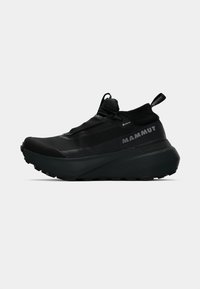 Svart terrengløpesko med Gore-Tex-overdel, teksturert design, polstret såle og en pull-tab på hælen for enkel påkledning.