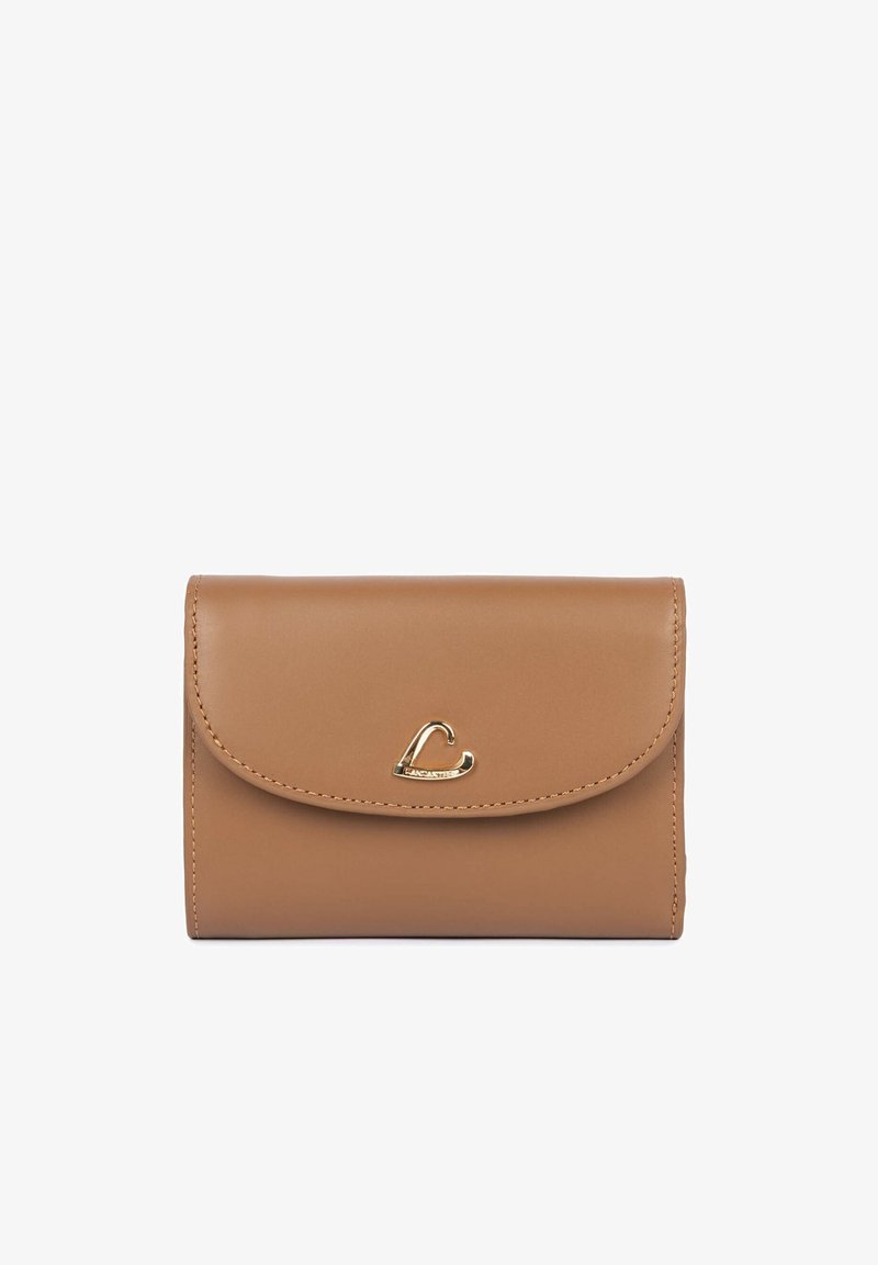 Portefeuille compact en cuir marron clair avec rabat incurvé et petit logo doré en forme de cœur au centre devant.