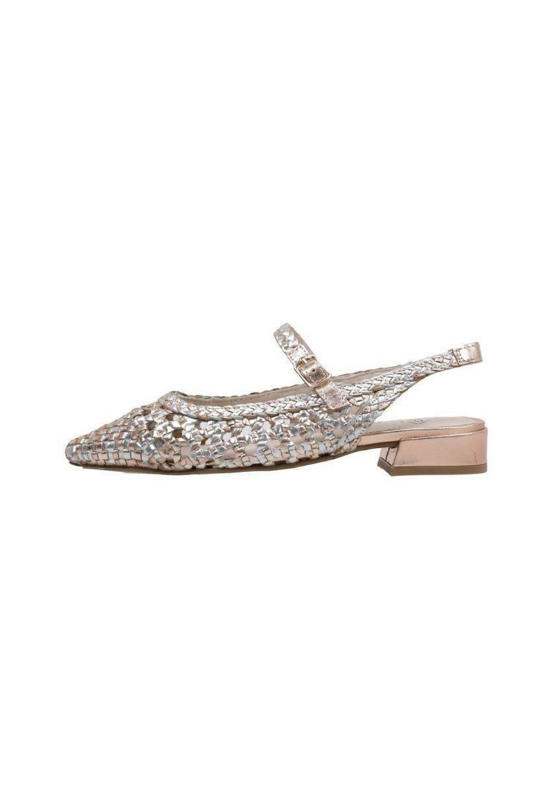 Chaussures à talons aiguilles tissées en métal avec un bout pointu, dotées d'un petit talon carré et d'une sangle avec boucle ; couleurs disponibles : argent et tons nude.
