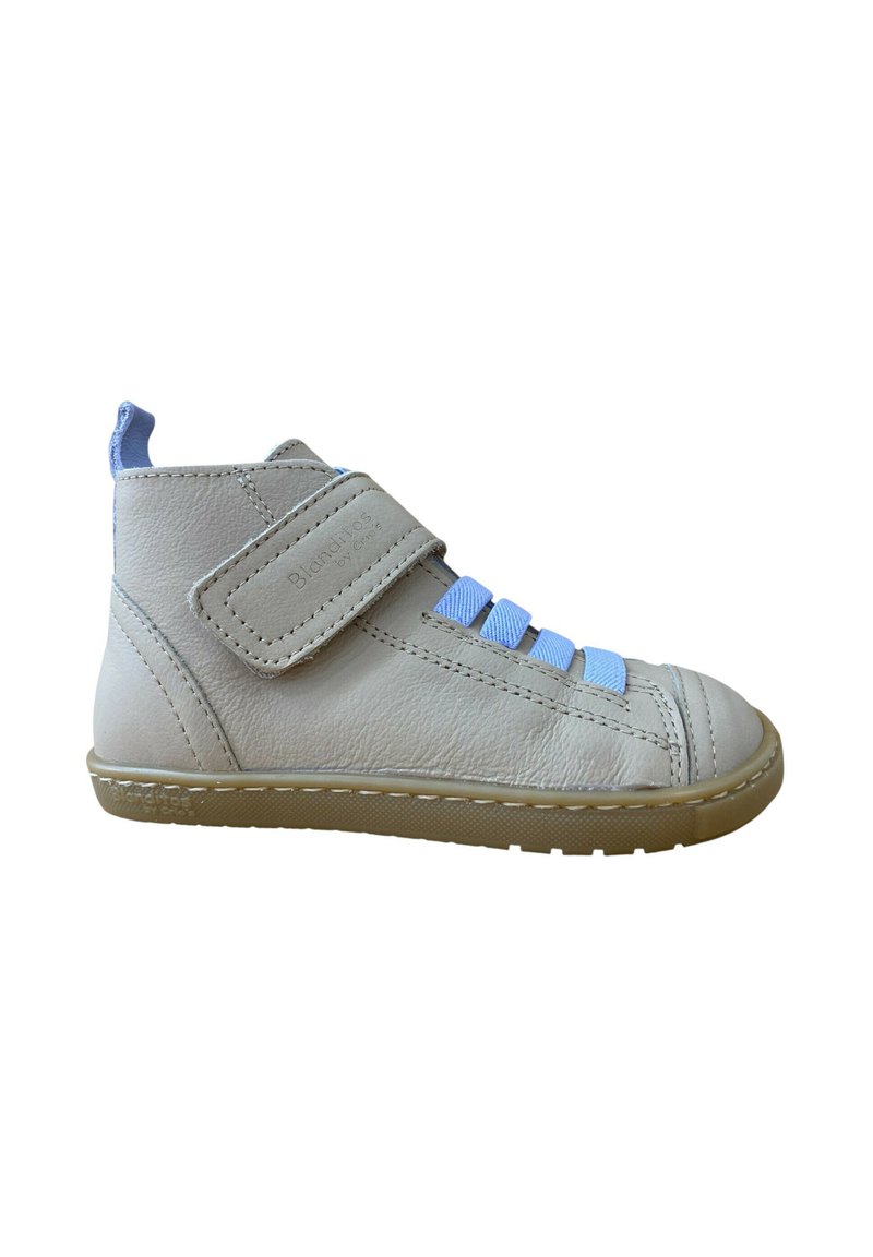 Zapatilla alta de cuero gris claro con cordones elásticos azules y una cinta de Velcro. Cuenta con suela de goma y superficie texturizada.