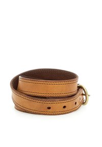 Cintura in pelle tan con una consistenza liscia, dotata di una fibbia in ottone lucido e di più fori per la regolazione. Dettagli cuciti lungo i bordi.