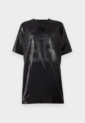 Must mustre T-särk üleväärse lõikega, ümmargune kaelus ja säravmust trükk "Glorious 36" esiküljel.