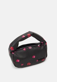 Borsa nera realizzata in materiale liscio, con un manico attorcigliato, motivi floreali rosa e una chiusura con zip con un logo sul lato.