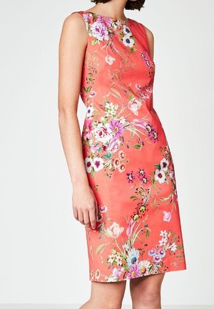 Koralfarvet ærmeløs kjole med blomstermønster med pink, hvide og lilla blomster; figursyet silhuet og glat stofstruktur.