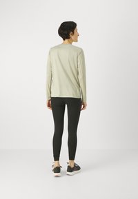 New Balance SPORT ESSENTIALS LONG SLEEVE - Hosszú ujjú felső - olivine