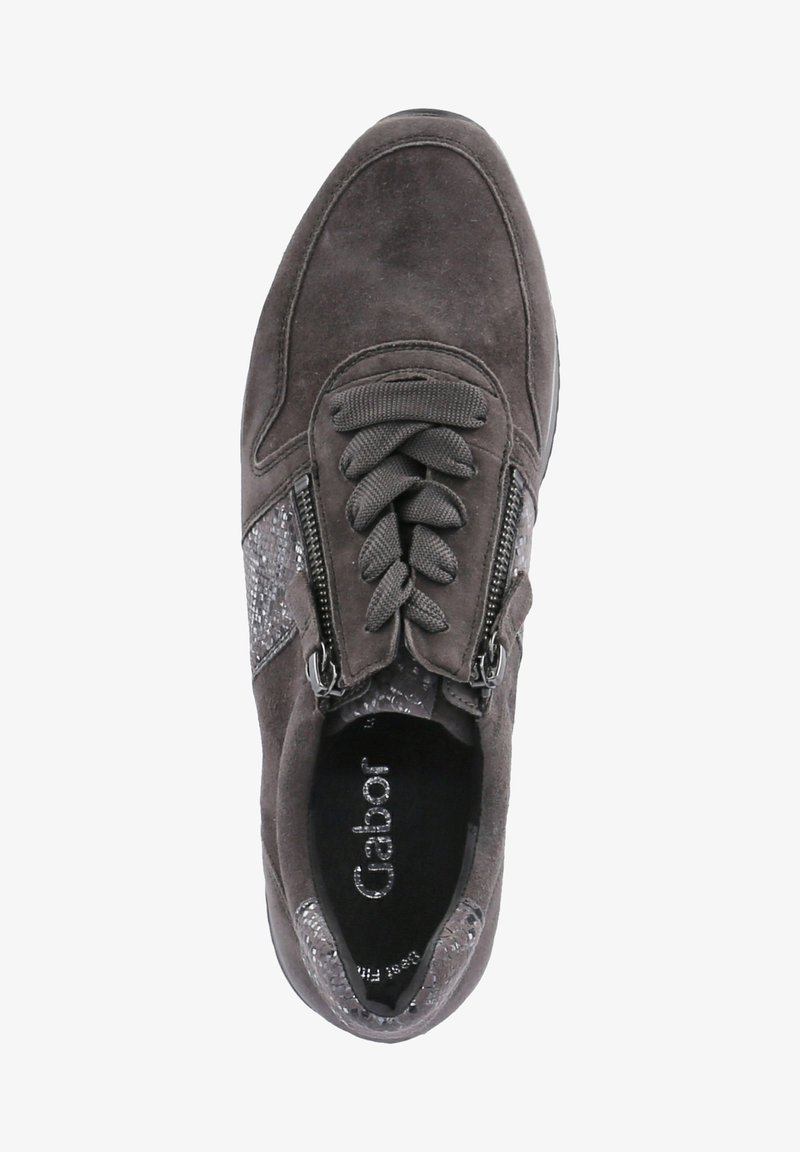 Baskets en daim gris avec lacets et fermetures éclair latérales. Présentent un accent texturé et une doublure intérieure lisse. La forme est arrondie au niveau des orteils.