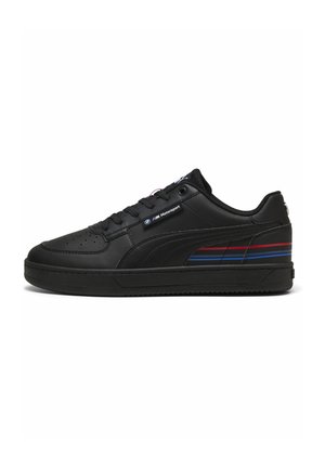 Schwarze Ledersneaker mit perforiertem Zehenbereich, kontrastierenden blauen und roten Streifen an der Seite sowie einer schwarzen Gummisohle. PUMA-Branding auf der Zunge.