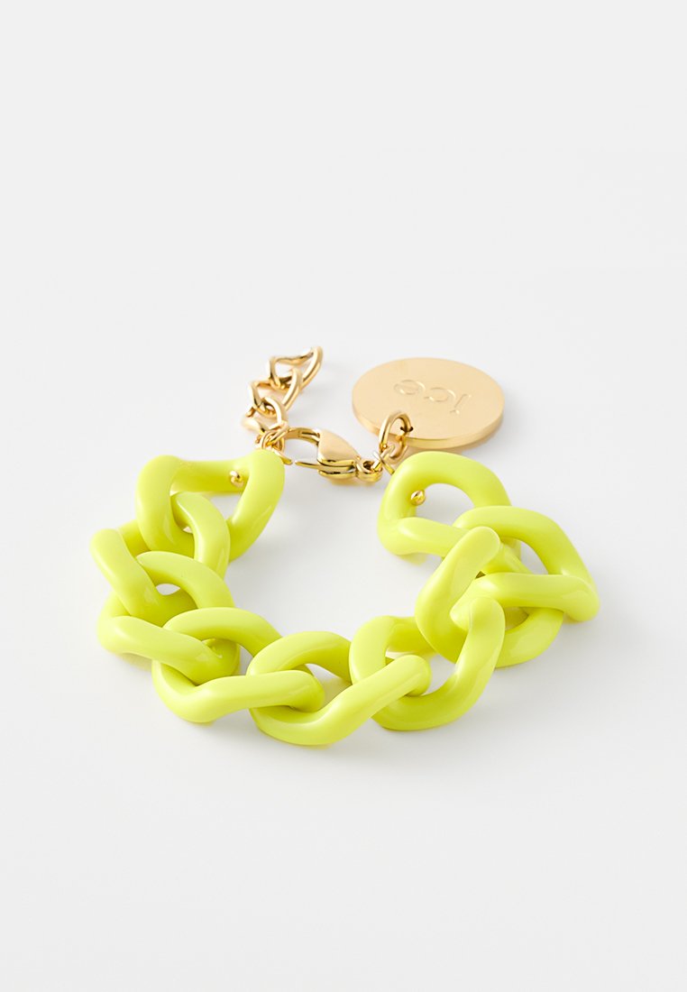 Bracelet en chaîne en plastique jaune néon avec quincaillerie dorée et une étiquette circulaire. Comprend des maillons entrelacés et un fermoir à lobster.