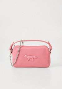 Rosa läderhandväska med en rävapplikation, utrustad med en kedjerem och slät yta. Rektangulär form med dragkedjeförslutning upptill.