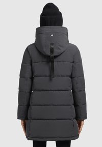 Grijze gewatteerde parka met een trekkoordcapuchon, verticale naden en een logo detail op de achterkant. Heeft een middellange snit en een verstelbare pasvorm.
